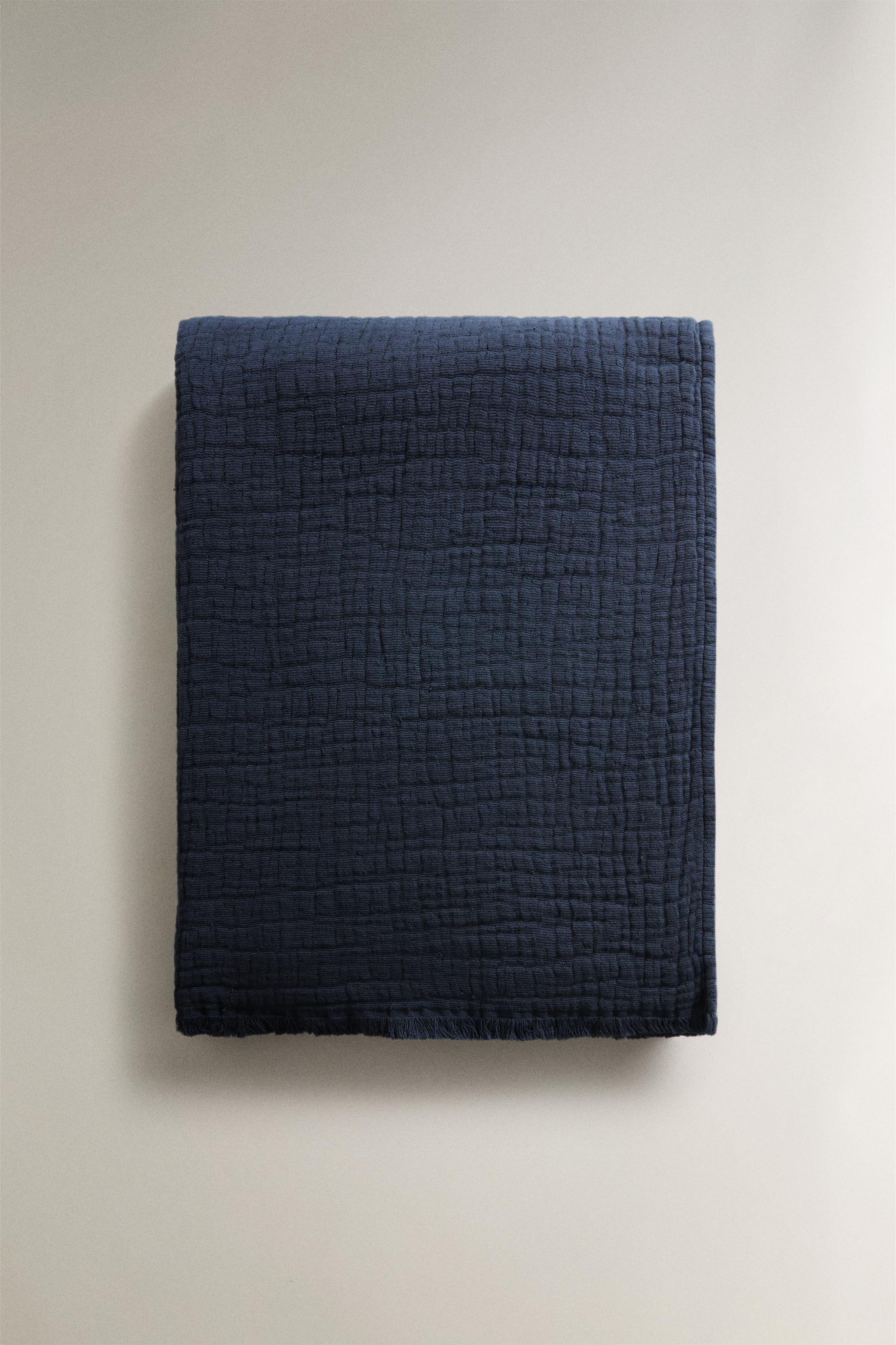 TEXTURED JACQUARD BLANKET